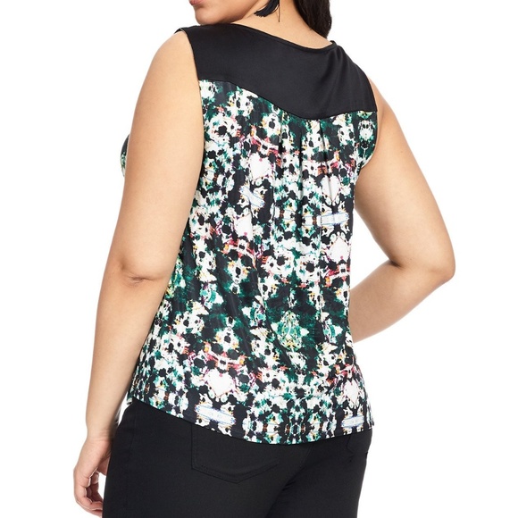 ❗5 For $2️⃣5️⃣ Bundle Sale❗️ Abstract Printed Scoop-Neck Top - Picture 3 of 3